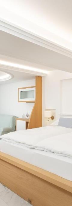 Suite med kingsize-seng og balkon – Hotel Pareda