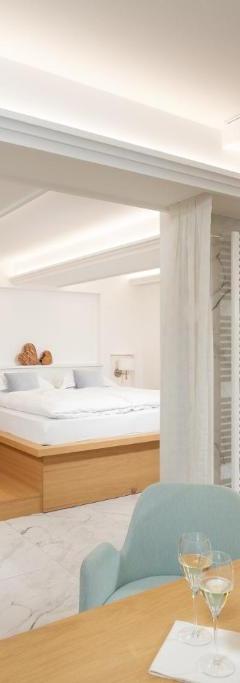 Suite med kingsize-seng og balkon – Hotel Pareda