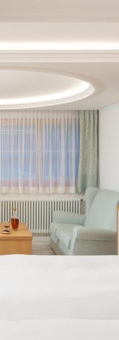 Suite med kingsize-seng og balkon – Hotel Pareda