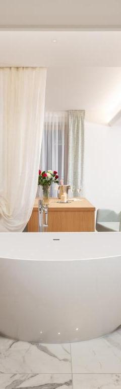 Suite med kingsize-seng og balkon – Hotel Pareda