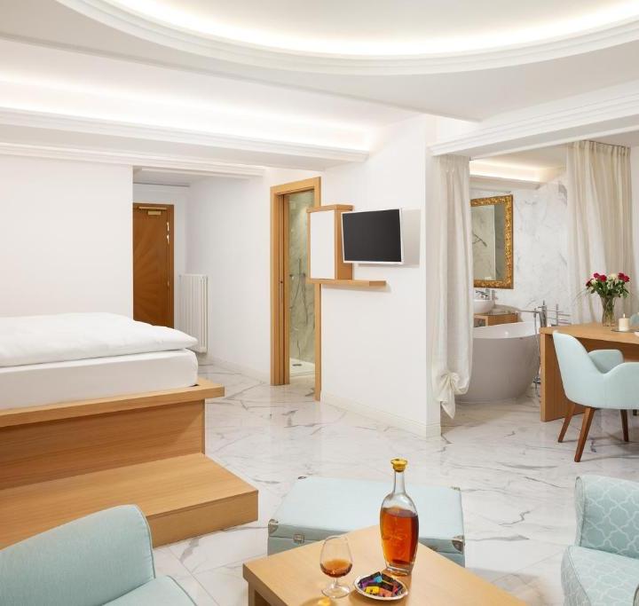 Suite med kingsize-seng og balkon – Hotel Pareda