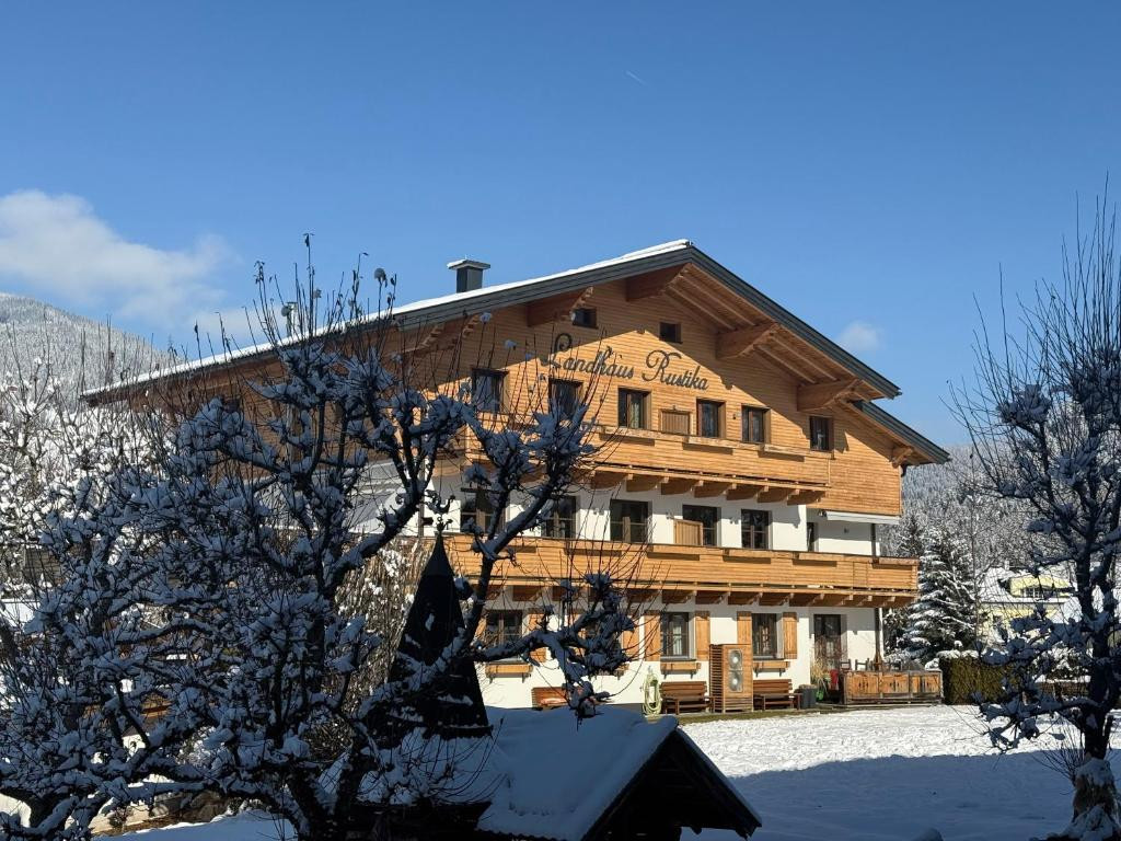 Rustikt hus på landet