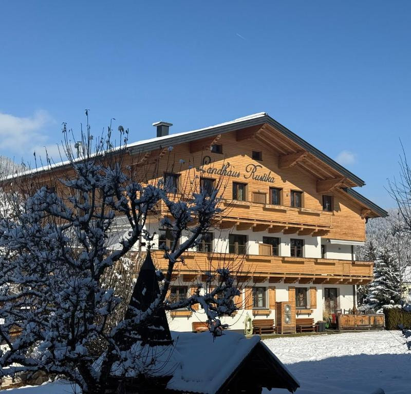 Rustikt hus på landet