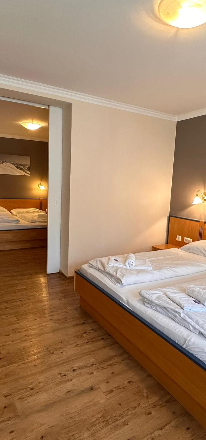 Familieværelse m balkon (2 bad/WC) max 4 pers – Hotel Bärenbachhof – sommer